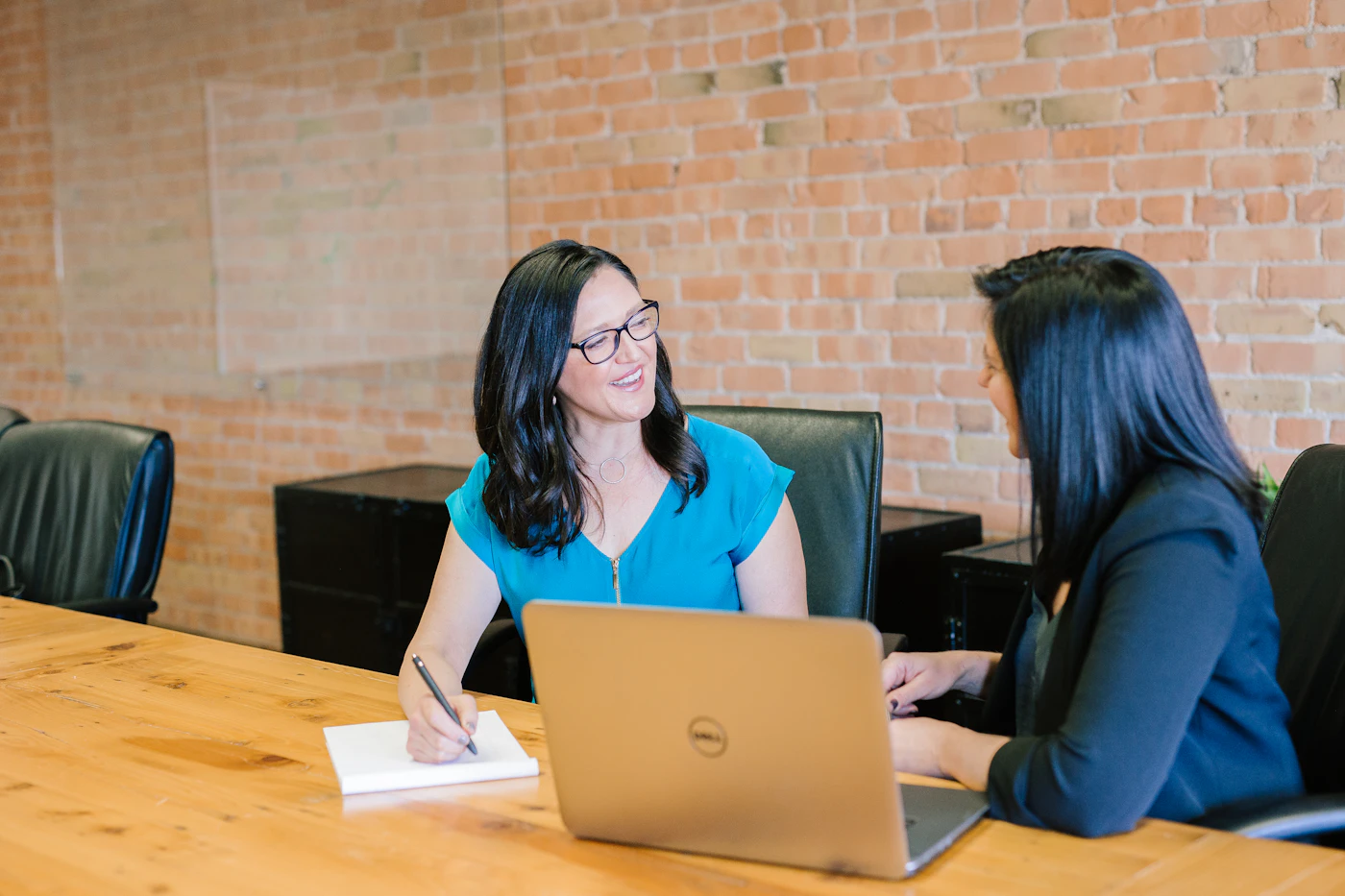 Consultant meeting a client at a laptop, supported by Phinch accountants for consultants